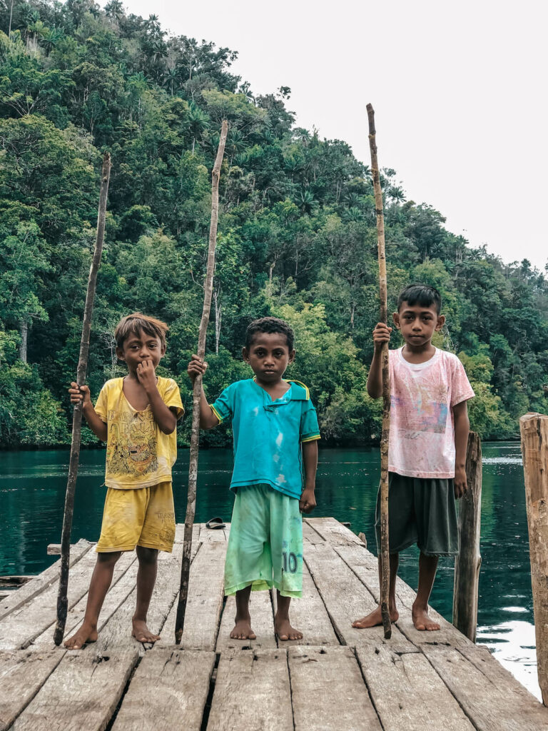 3 enfants sur un ponton à Raja Ampat