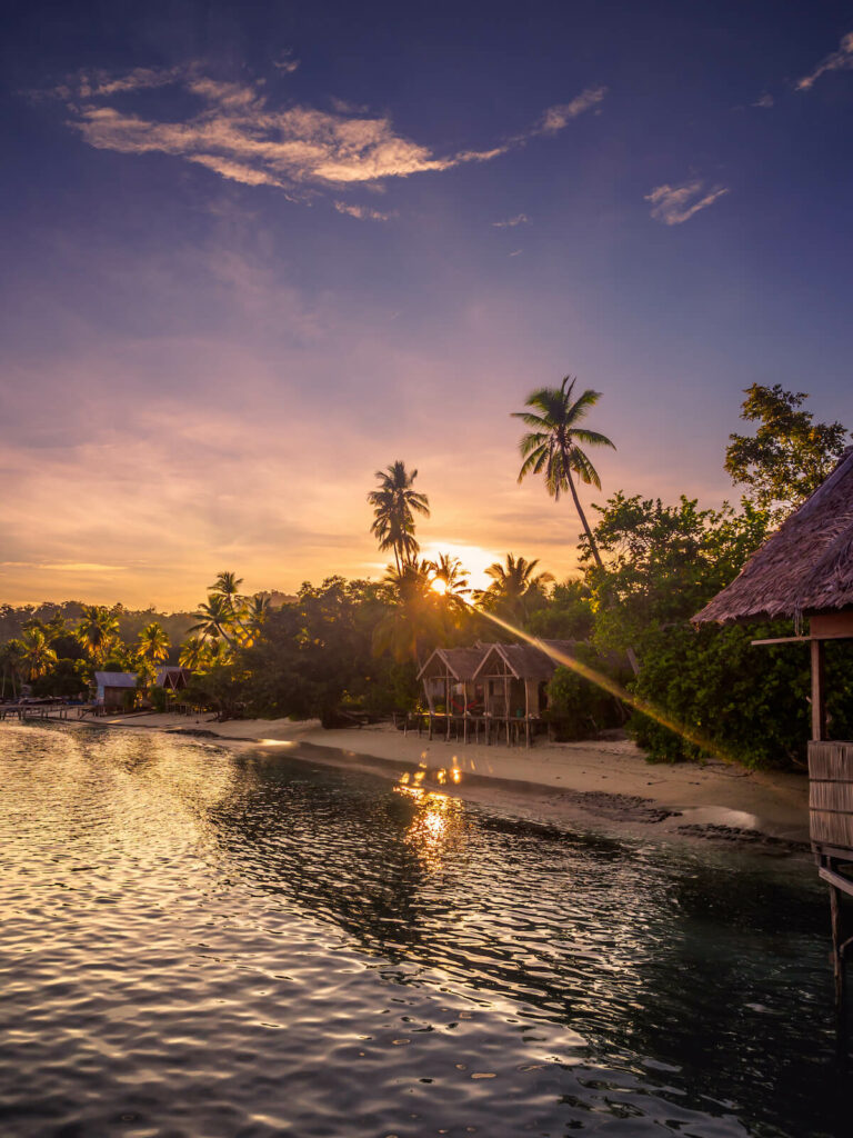 coucher de soleil sur une plage de Raja Ampat