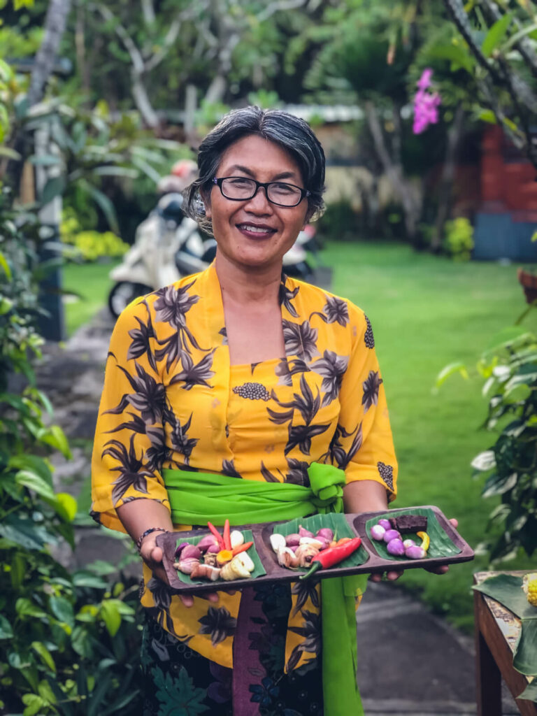 balinaise présentant les épices pour faire un cooking class à bali