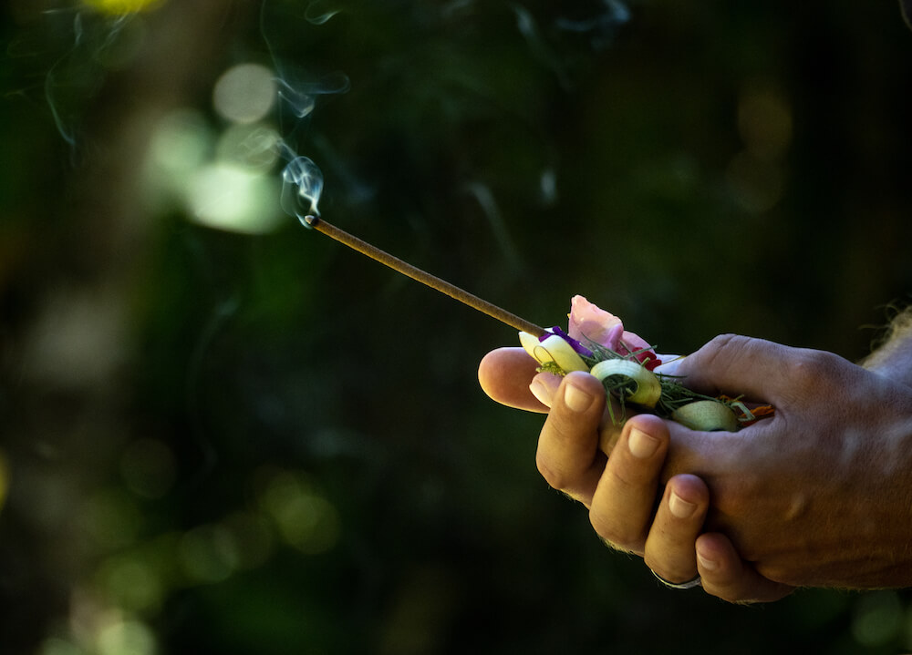 offrande avec encens dans les mains