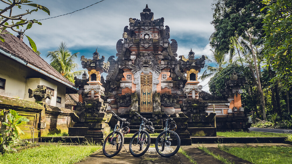 3 vélos devant un temple à Bali