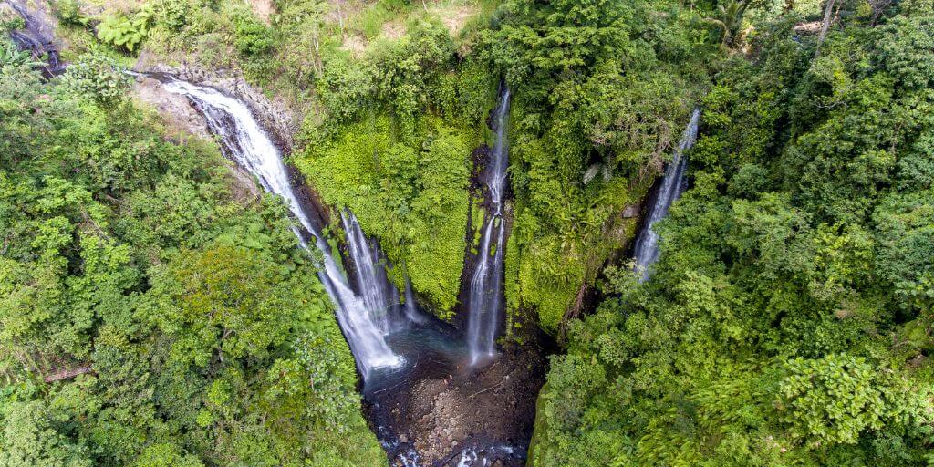 vue de drone sur les cascades de Sekumpul à Bali