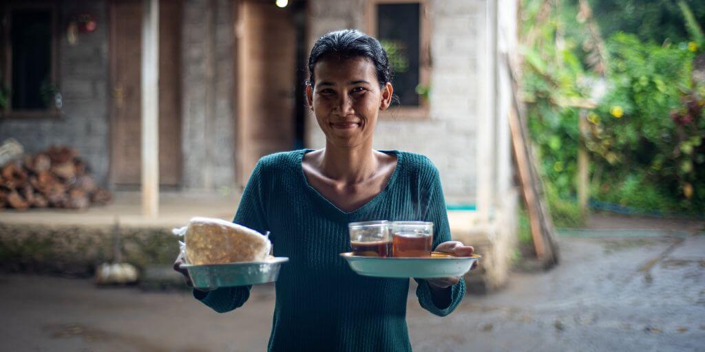 balinaise apportant un plat et des boissons